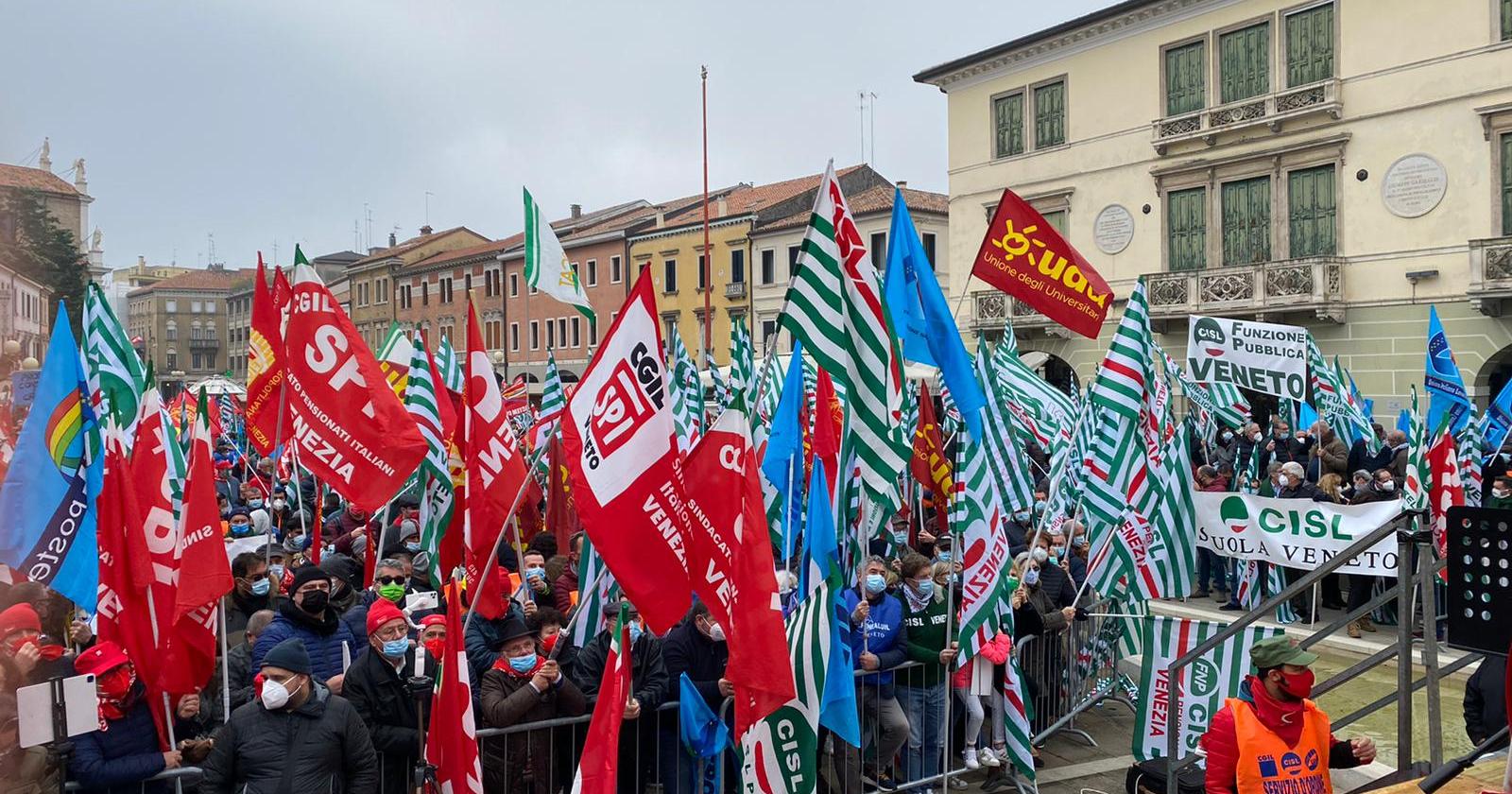 In 300 polesani alla manifestazione per cambiare la manovra