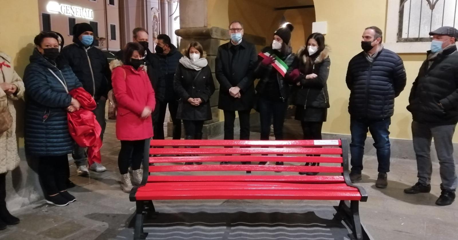 In centro una panchina rossa