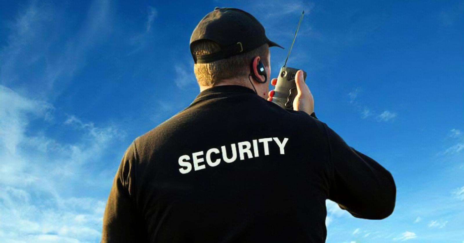 Vigilantes armati ai centri vaccinali, contro i no vax