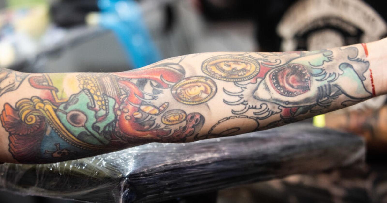 Tatuaggi a colore vietati dal 4 gennaio