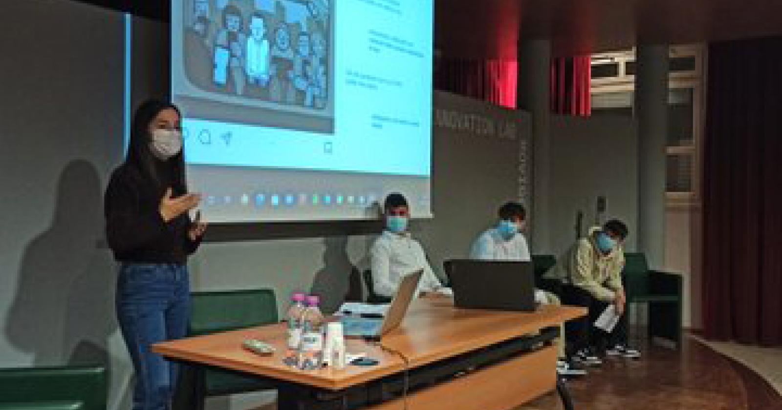 Studenti contro l'odio online