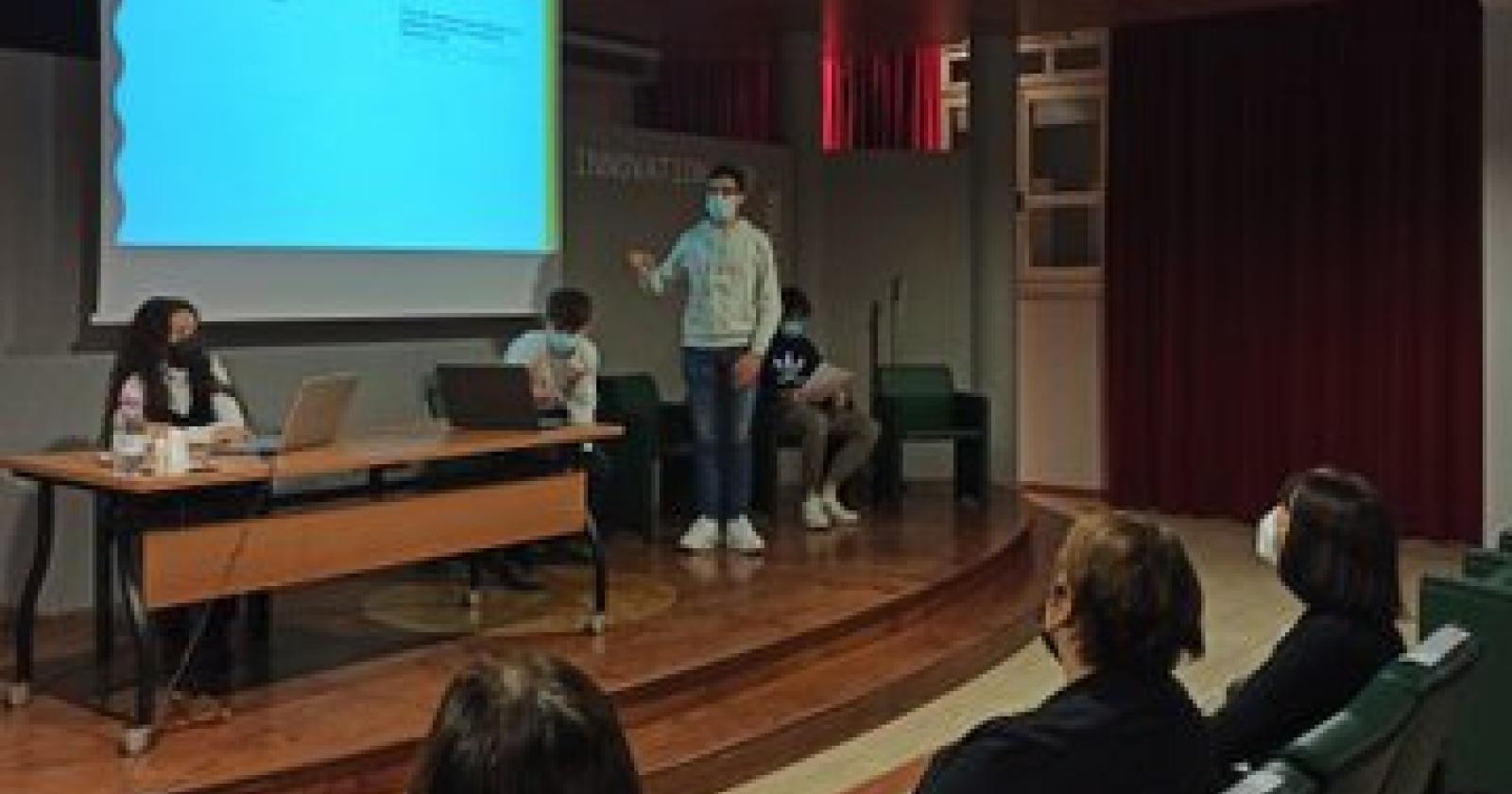 Studenti contro l'odio online
