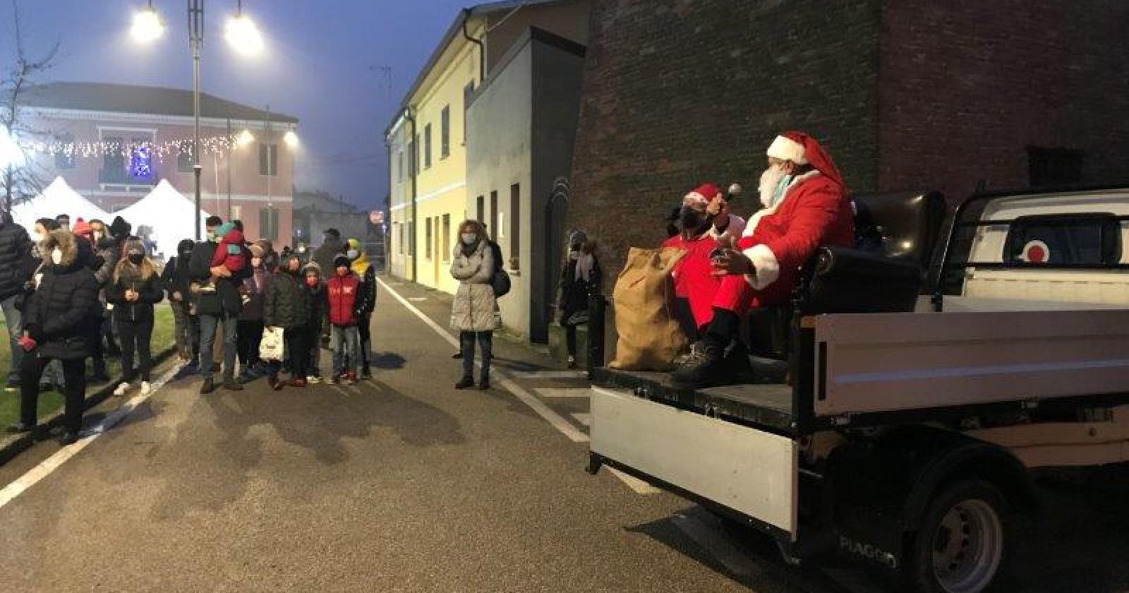 Babbo Natale arriva sull’ape car