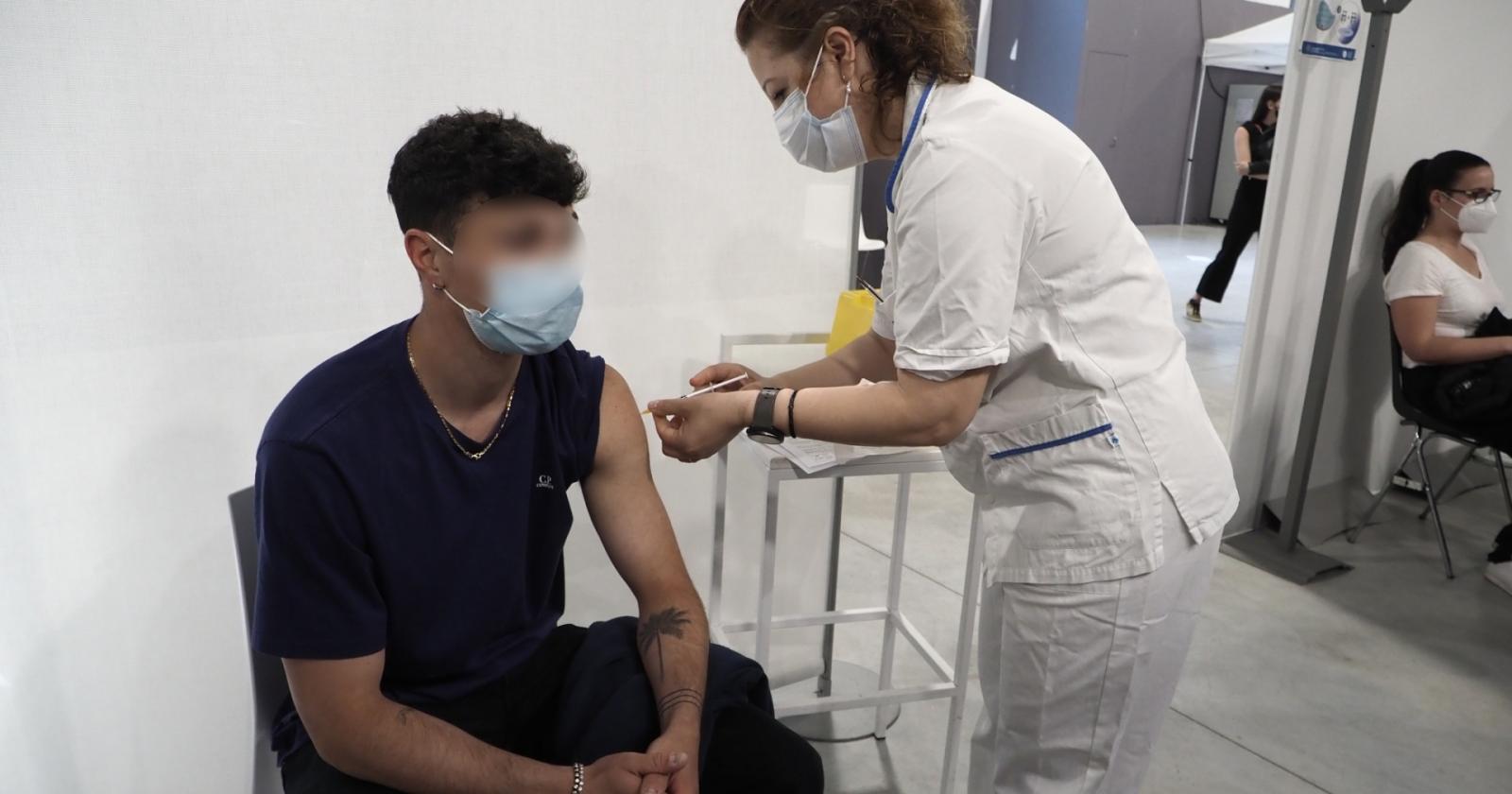 Terza dose del vaccino anche per i ragazzi