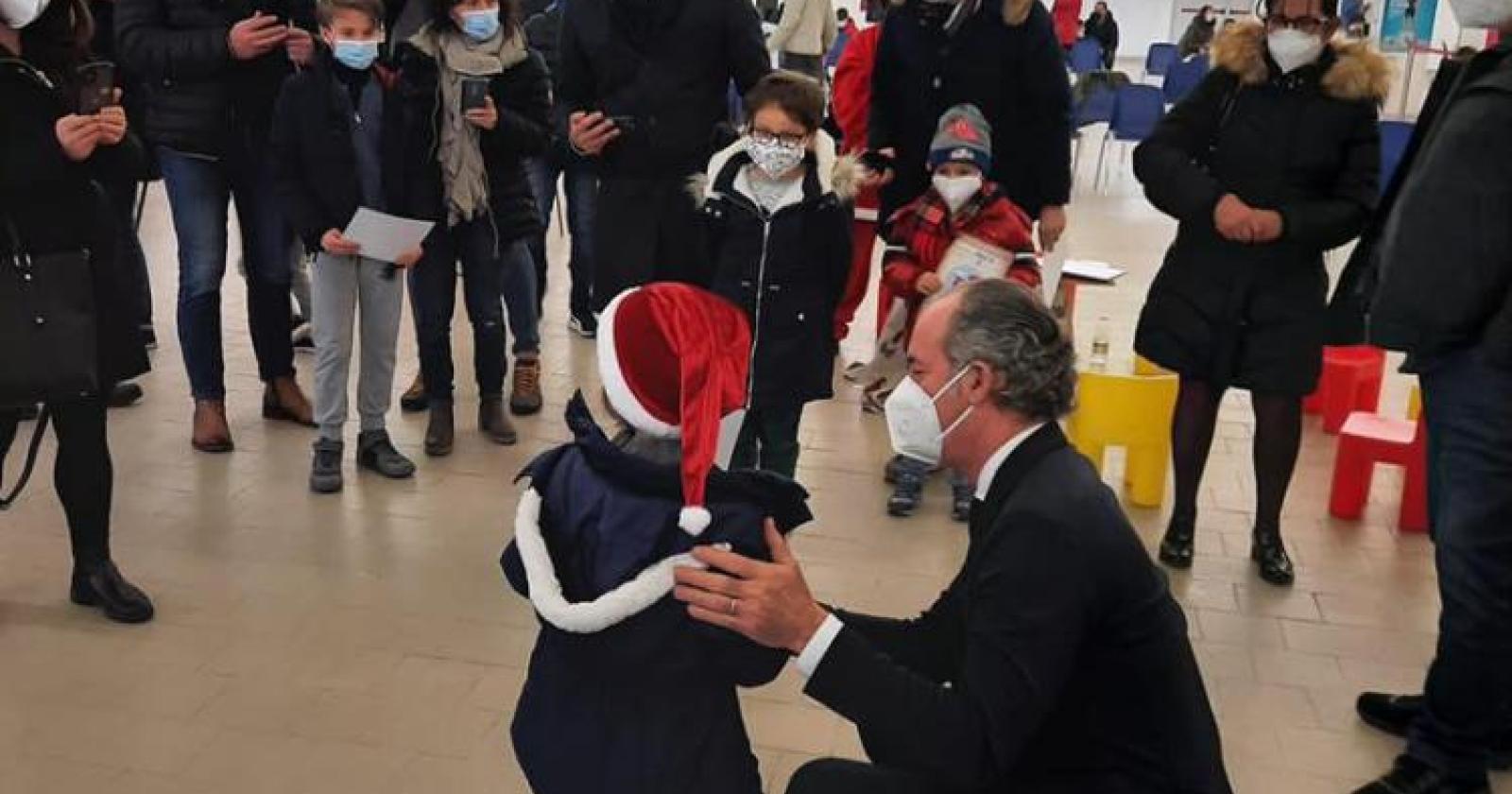 "Non ho sentito nulla". Zaia si fa una puntura e convince un bambino a vaccinarsi.