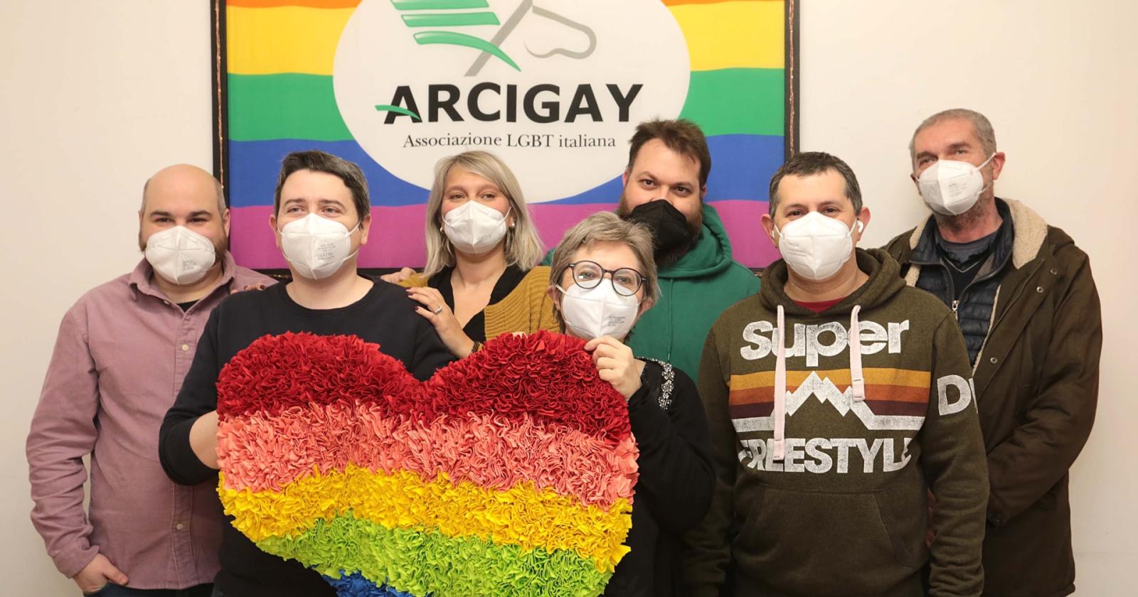 Arcigay inaugura la panchina arcobaleno 