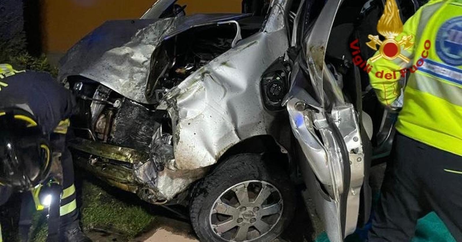 Minorenne alla guida di un'auto finisce fuoristrada e muore