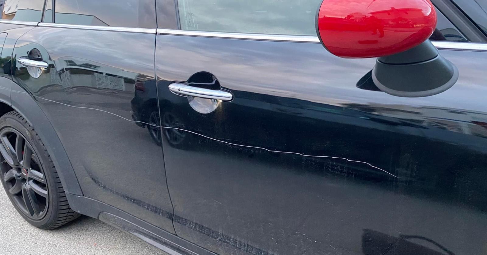 Auto rigate in piazza intervento della Volante