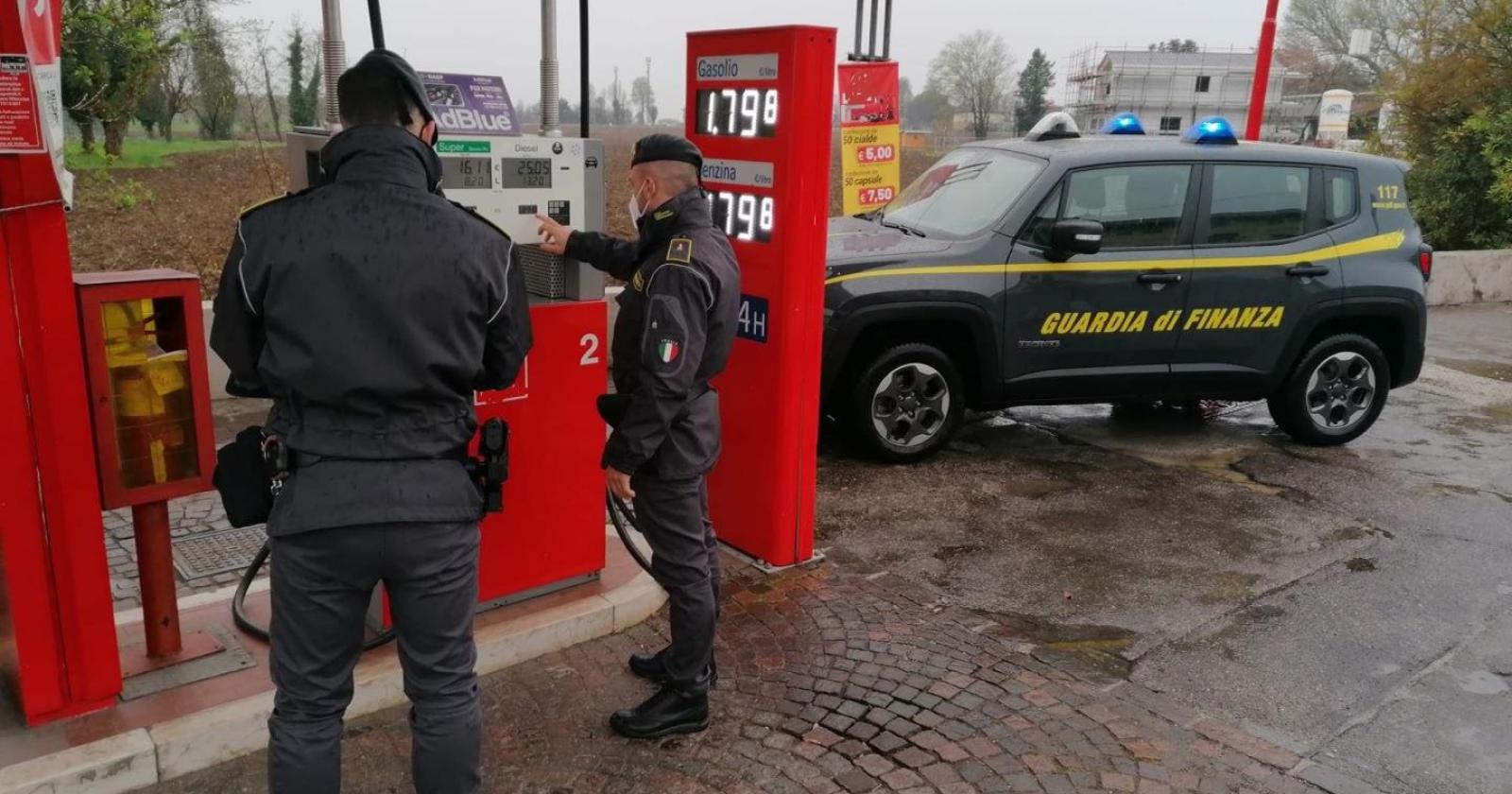 Vendeva e peso d'oro benzina annacquata