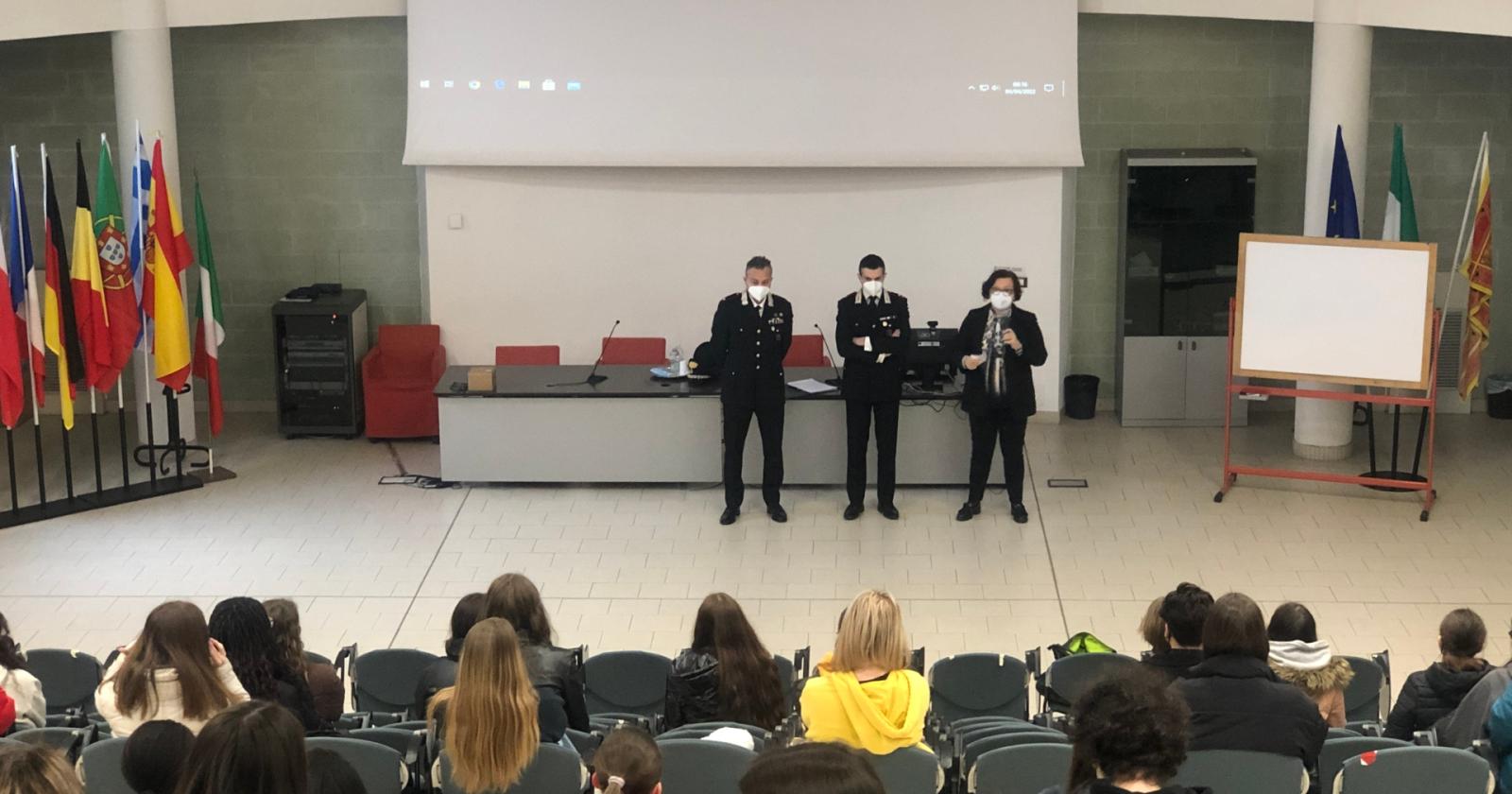 L'Arma sale in cattedra e insegna la legalità