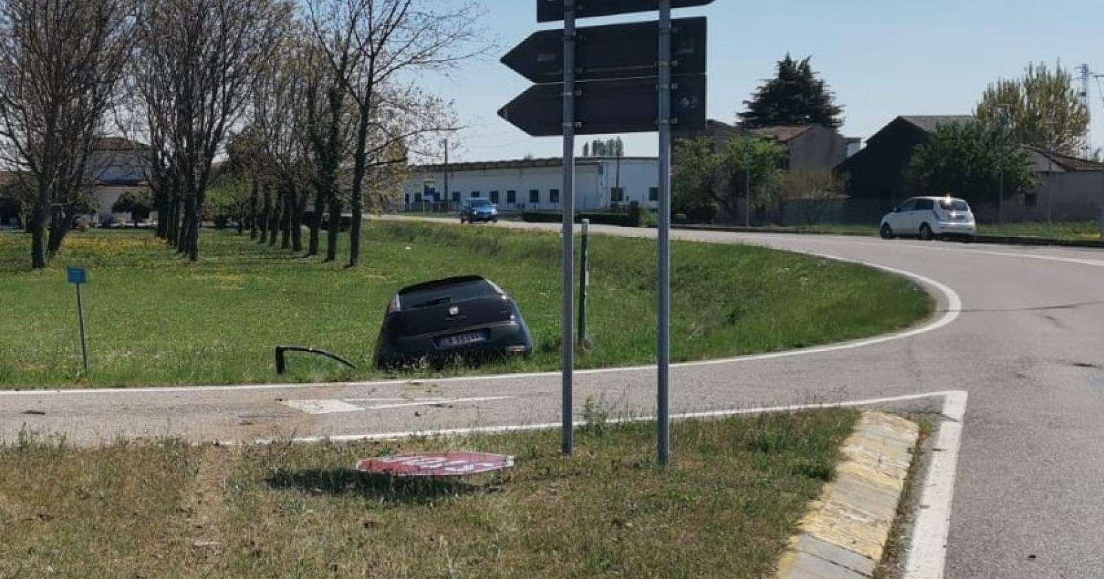 Vola con l'auto nella scarpata, corsa in ospedale per un anziano