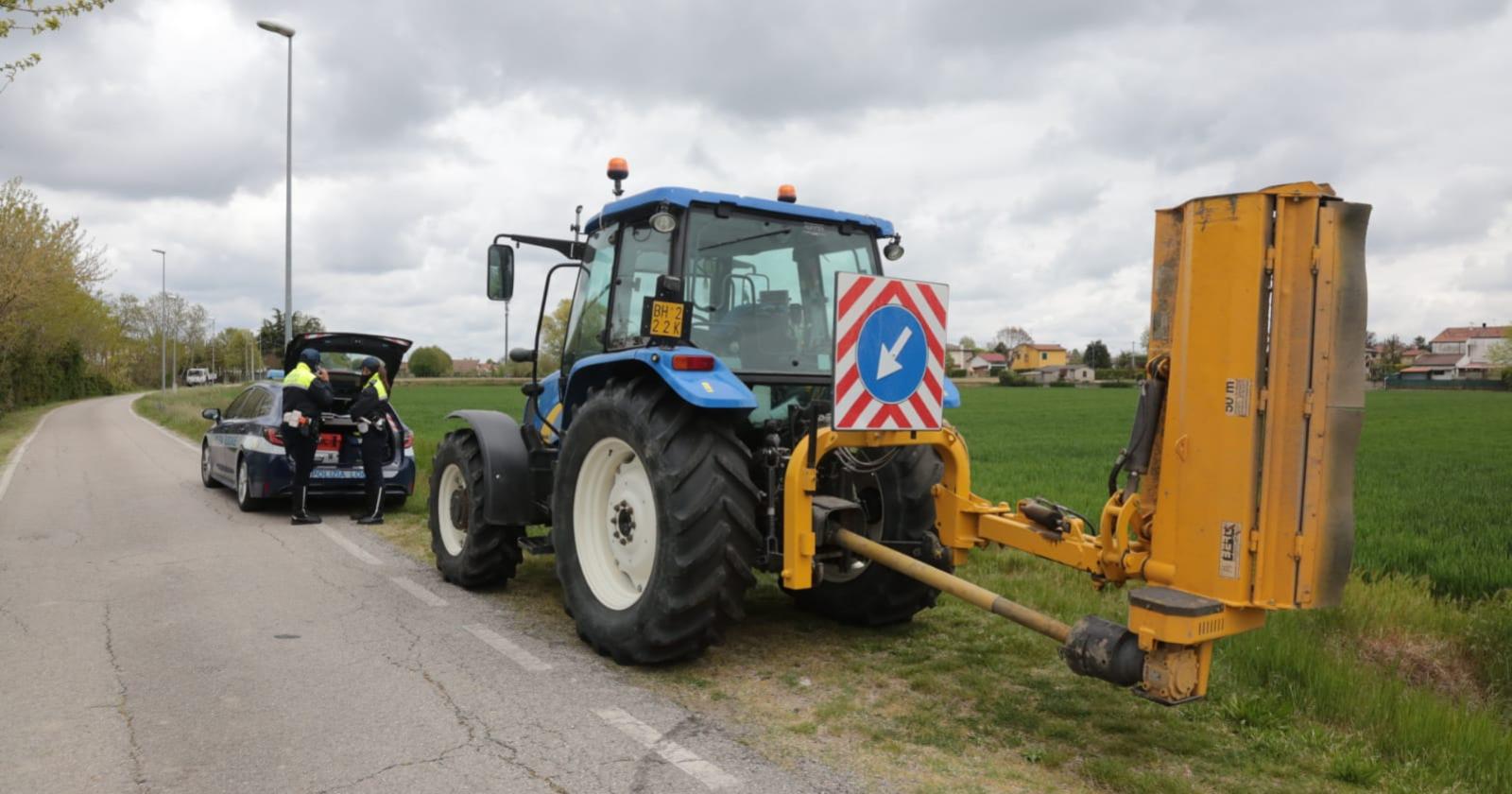 Il trattore degli sfalci abbatte i pali Telecom