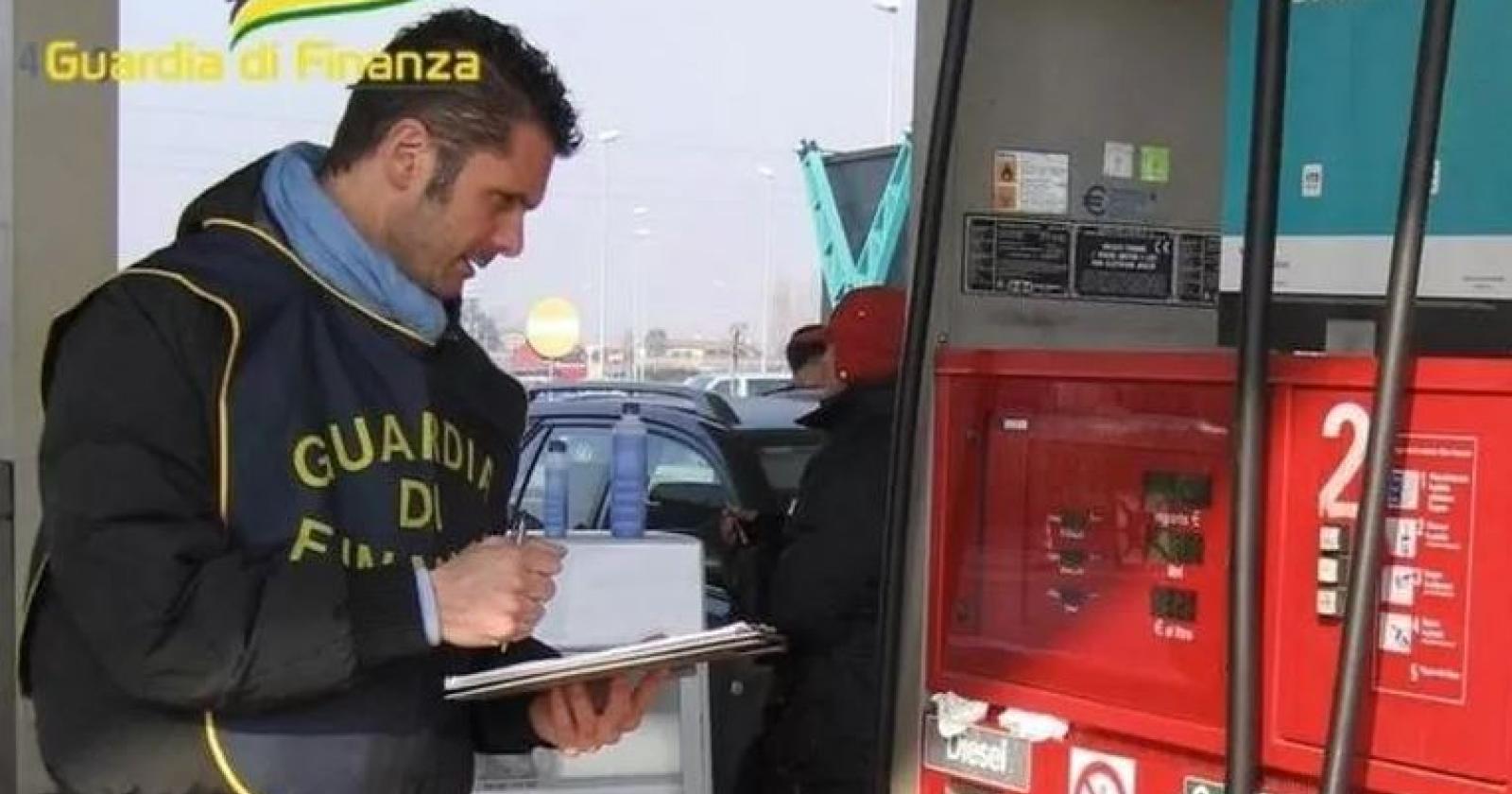 Espone un prezzo, ma ne applica uno più alto: benzinaio beccato