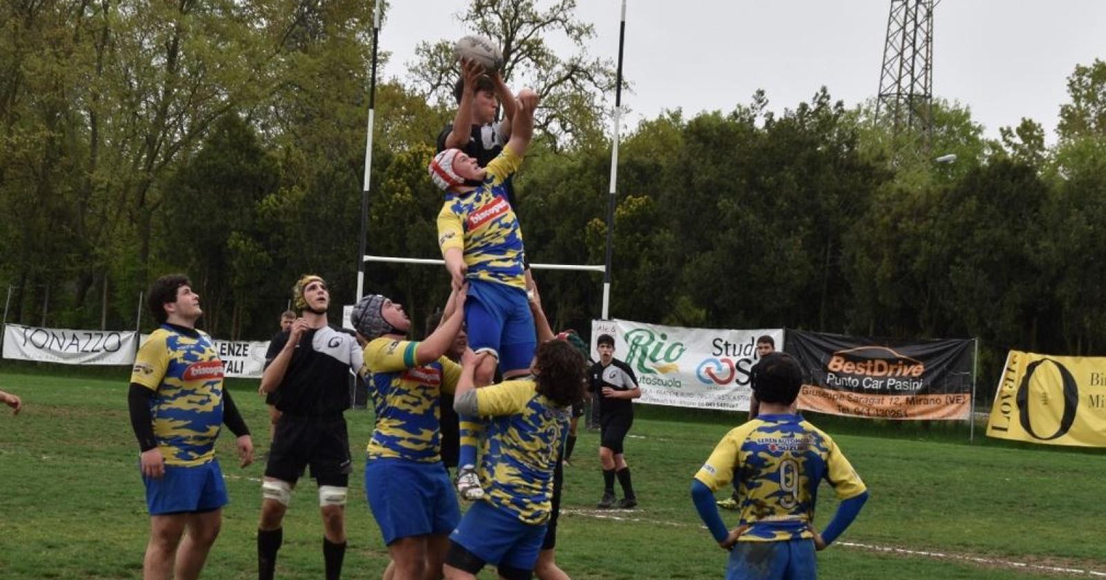 Rugby, scivolone per l'Under 17 