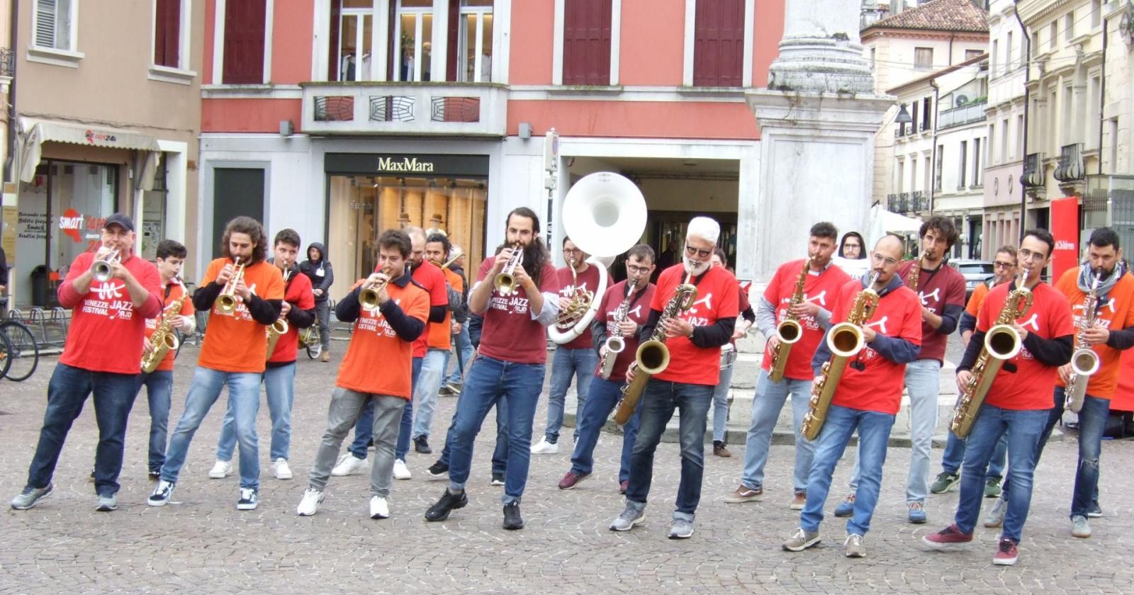 Energia e passione senza confini con la Marching band diretta da Dario Cecchini