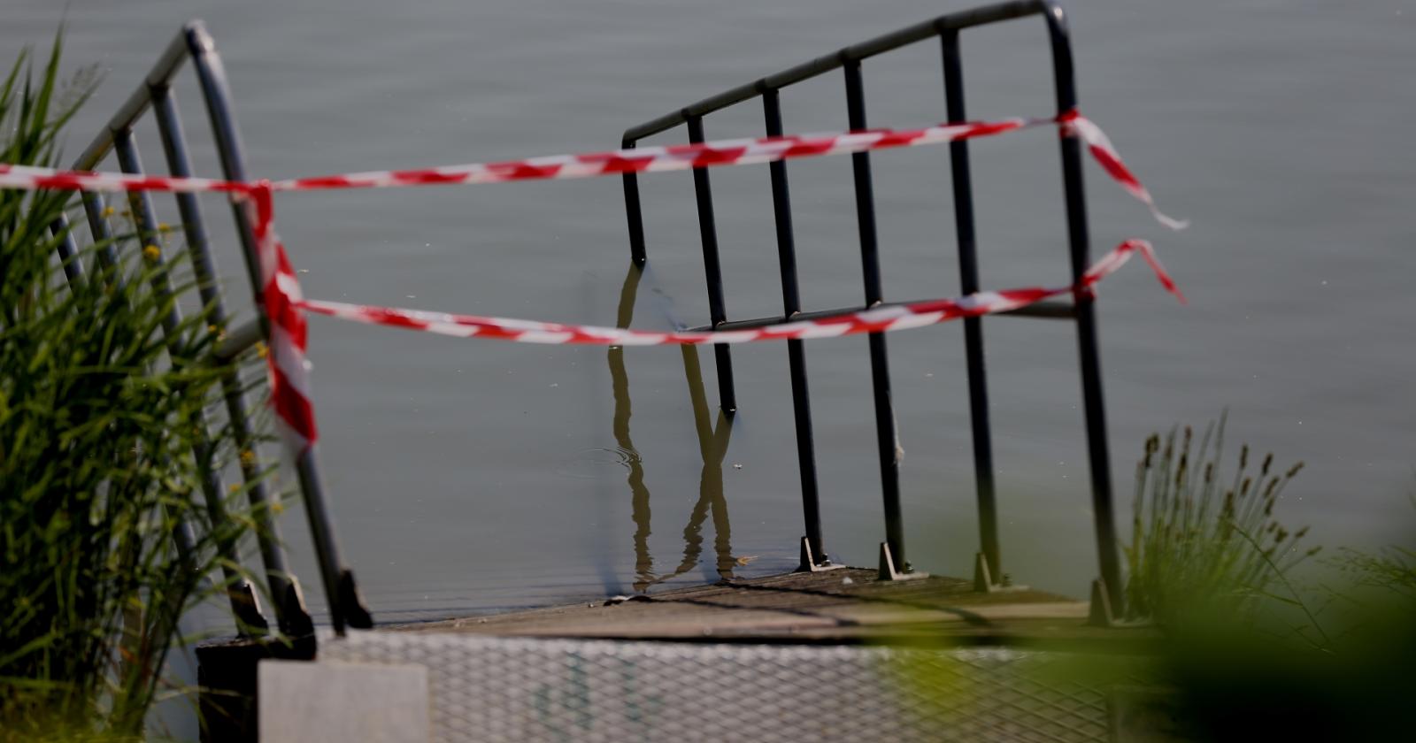 Si distacca il pontile, arrivano i pompieri