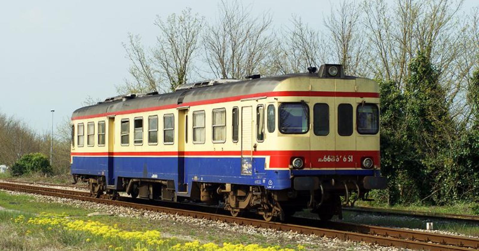 Treno salta la fermata, studente a piedi sui binari 