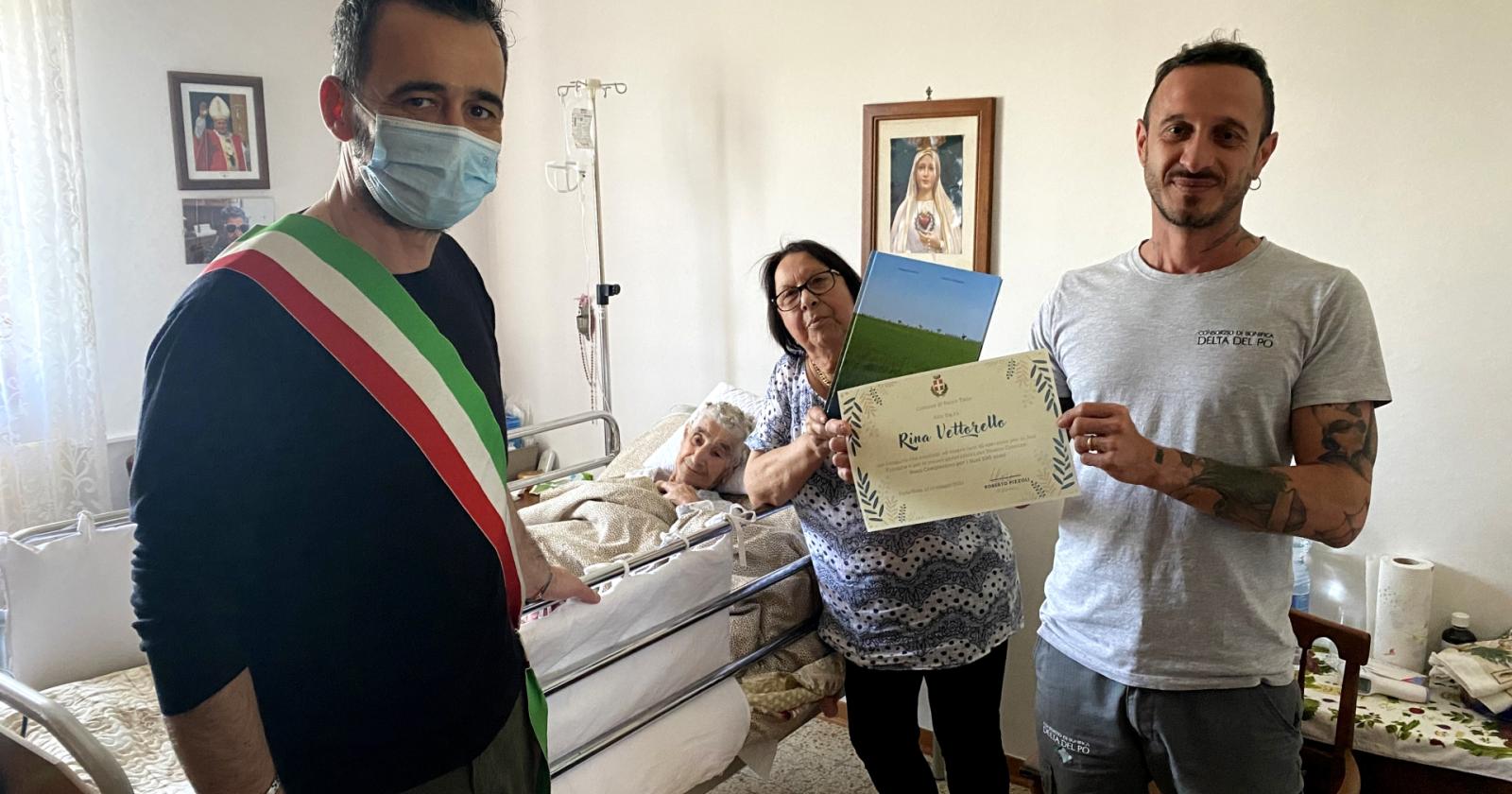 Il sindaco Roberto Pizzoli in visita a Rina Vettorello