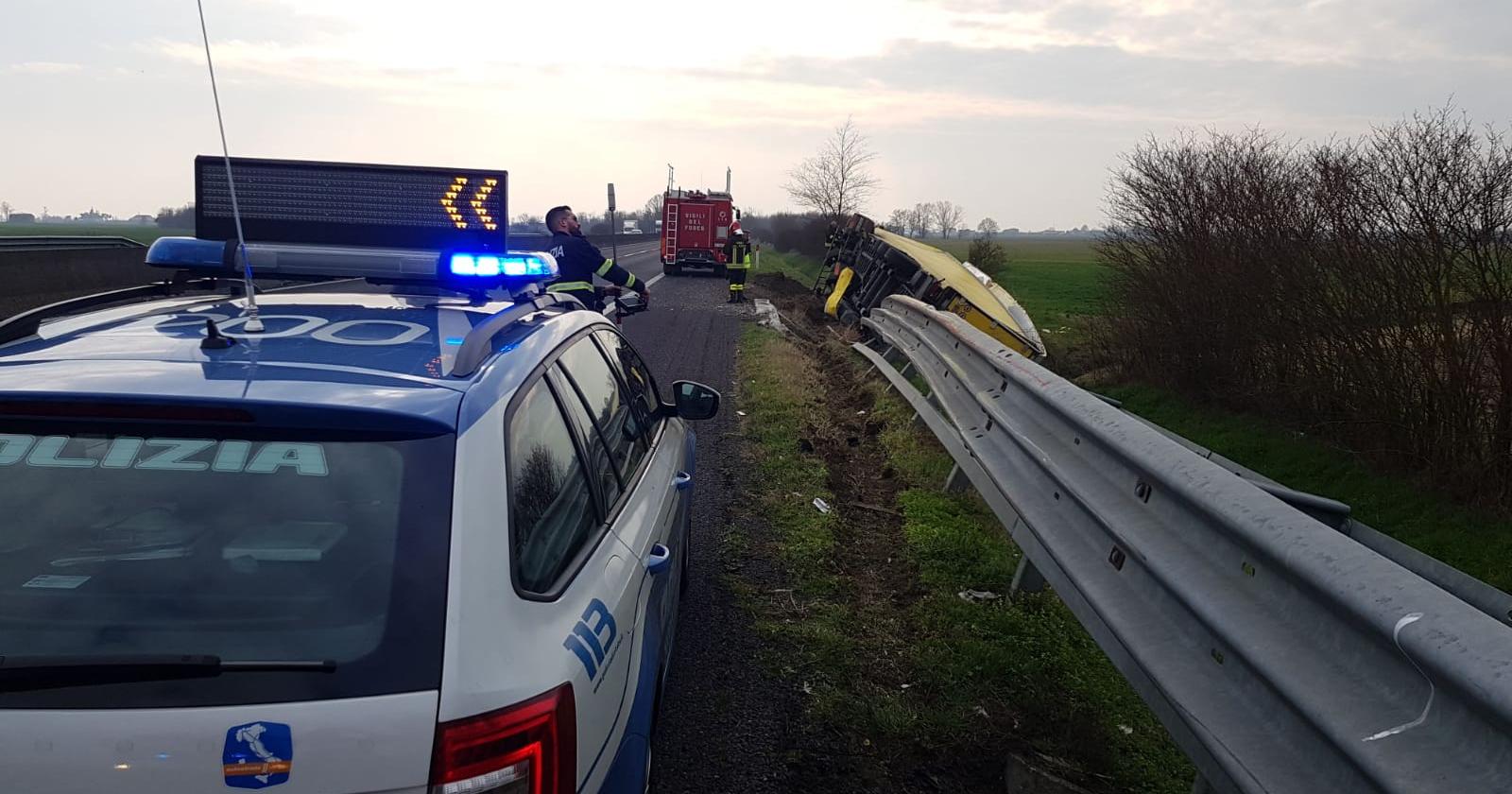 Muore uscendo di strada con l'autocarro