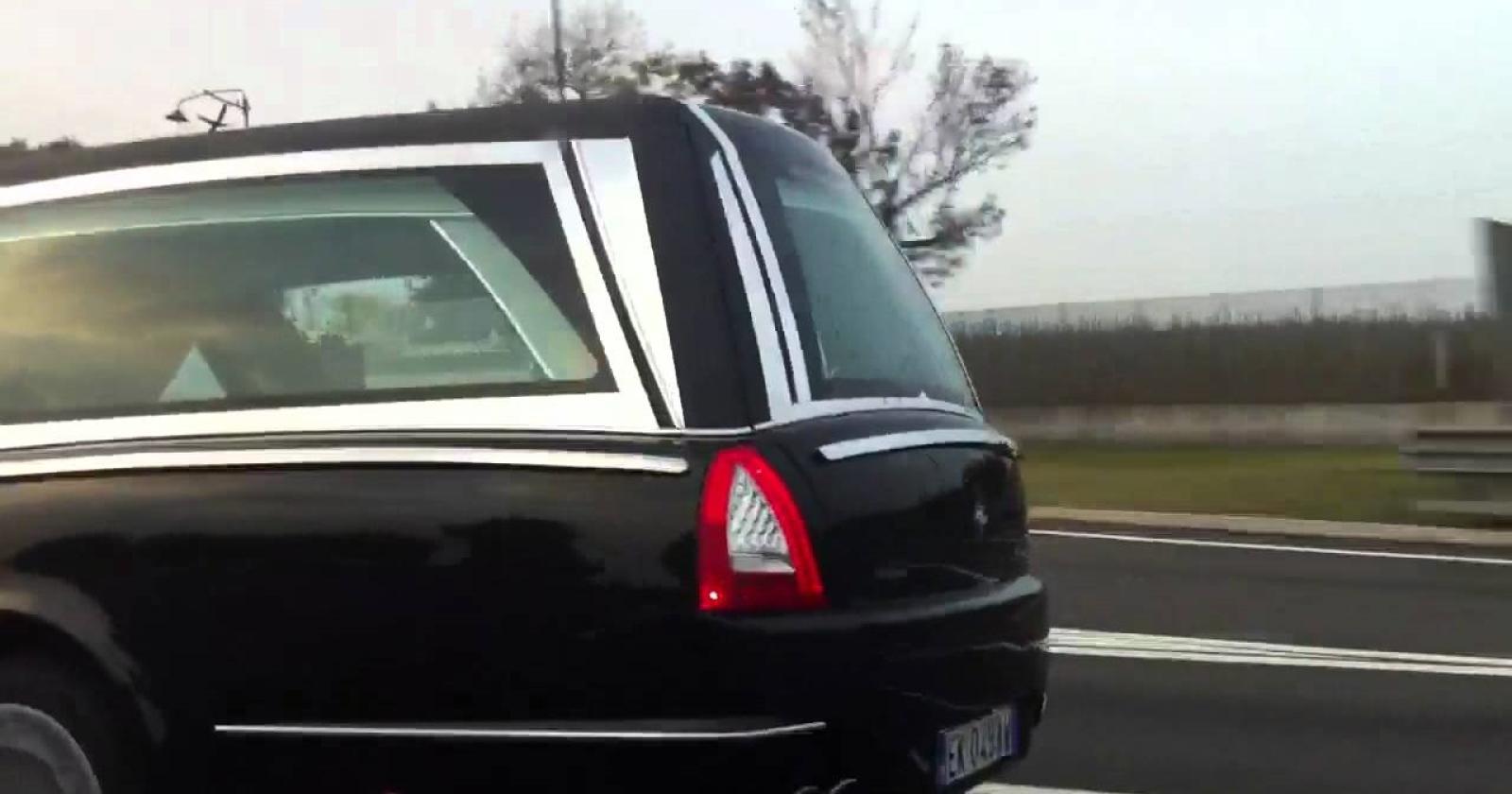 Multa al carro funebre con salma a bordo, funerale in ritardo