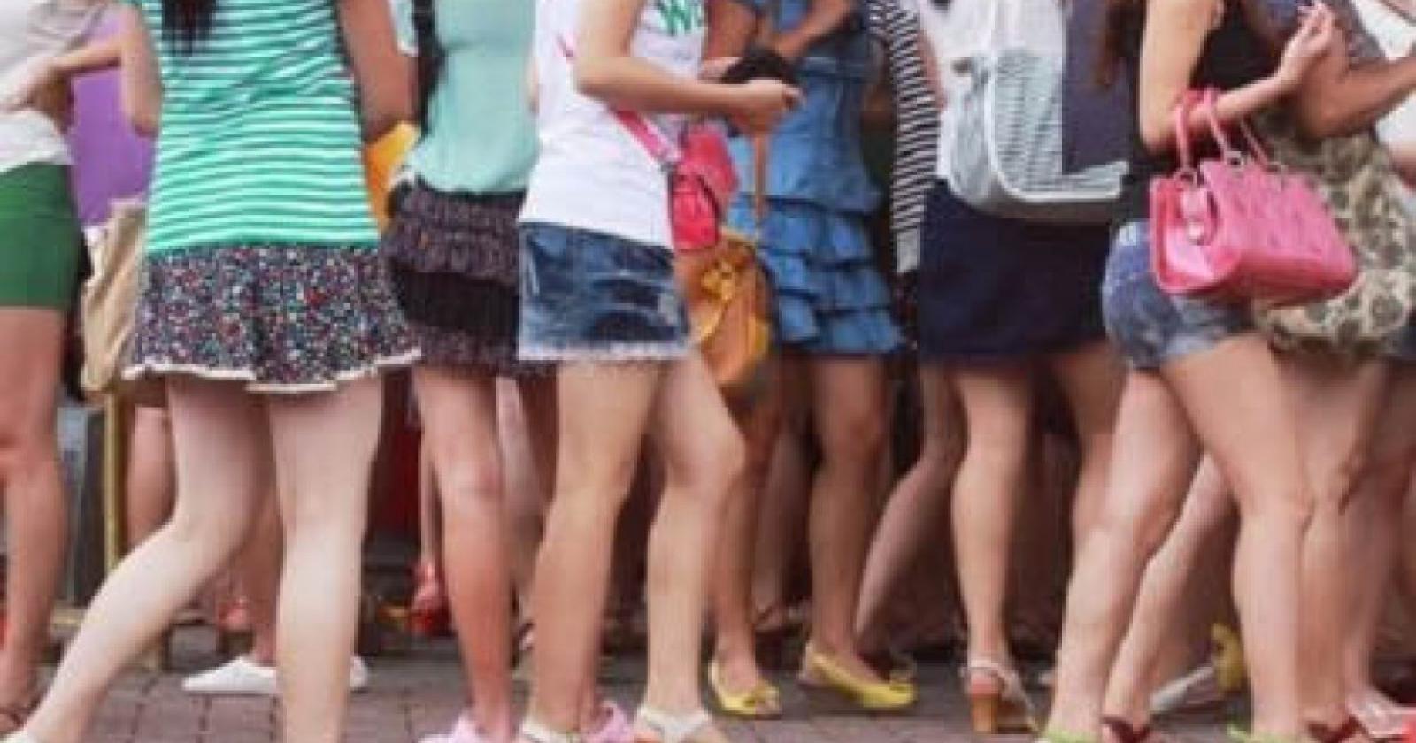 La preside: "Siete a scuola, non in spiaggia". Gli studenti scioperano