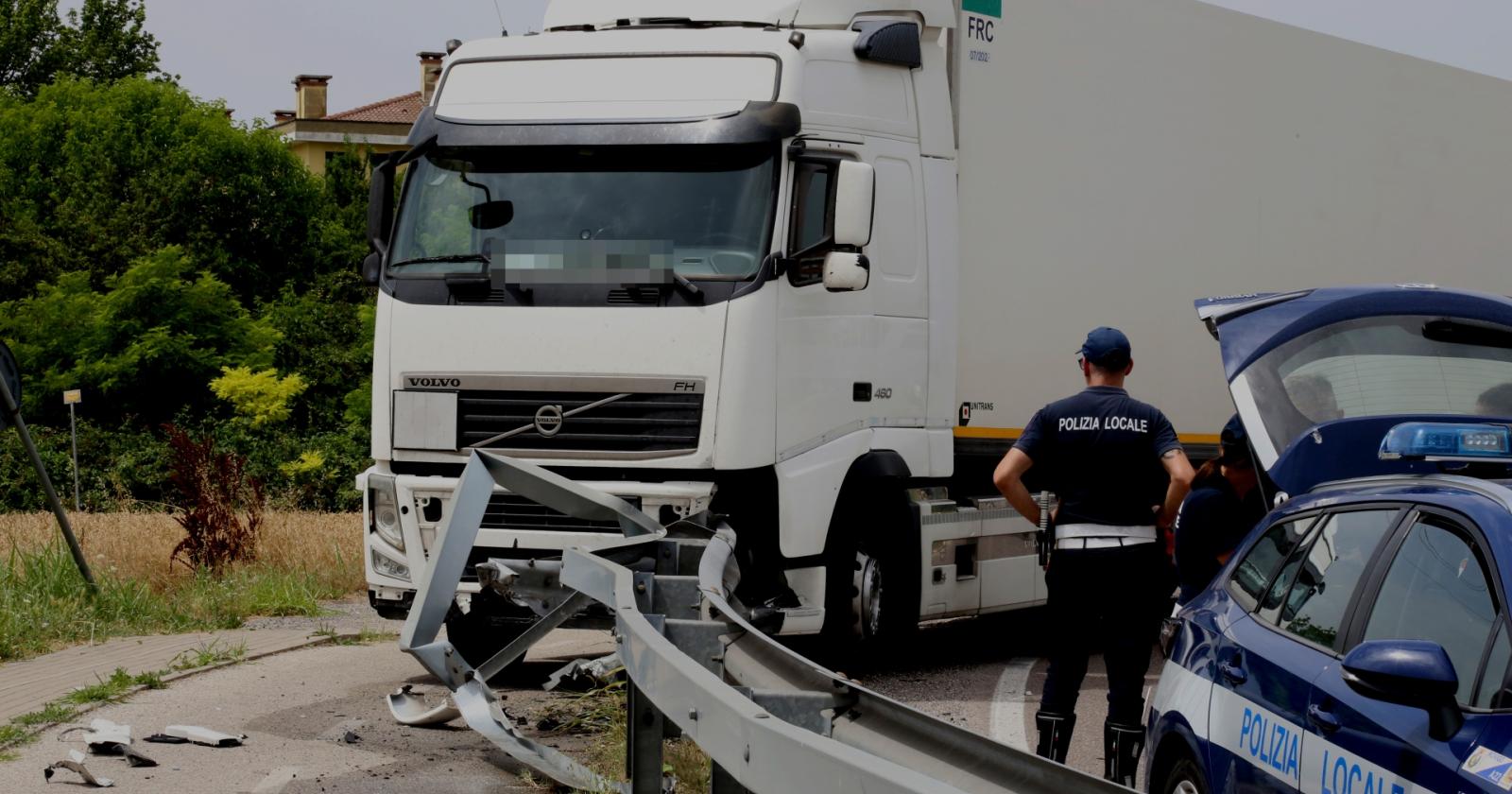 Paura in rotatoria, camion si schianta e sfascia tutto