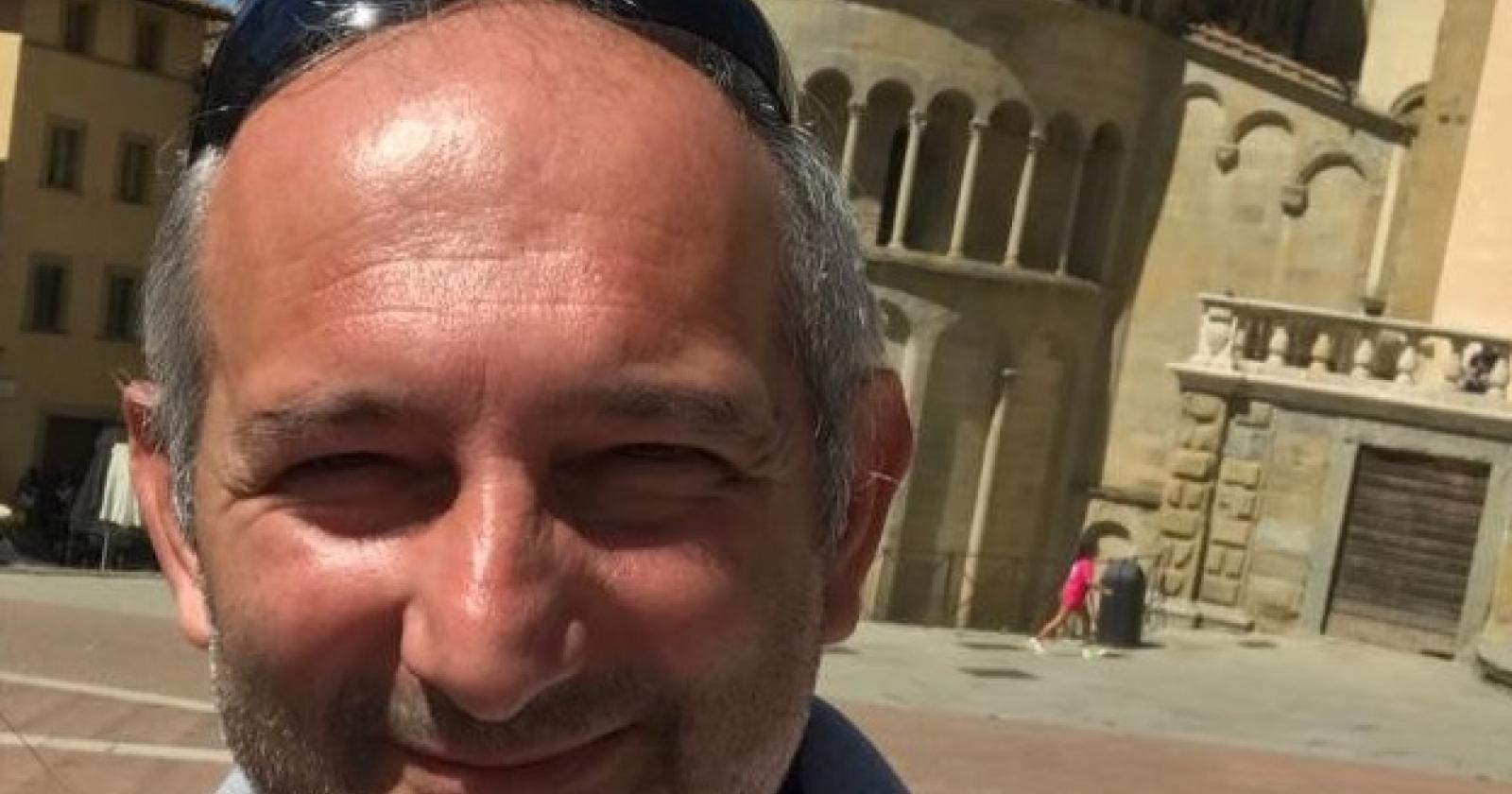 Trova un portafogli pieno e lo porta alla cassa