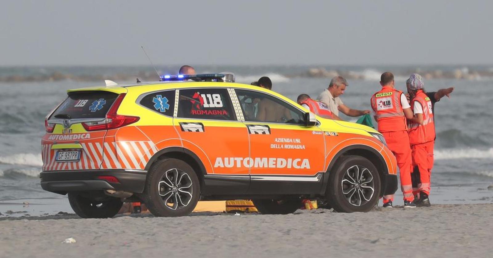 Salva un bimbo in mare e muore per lo sforzo