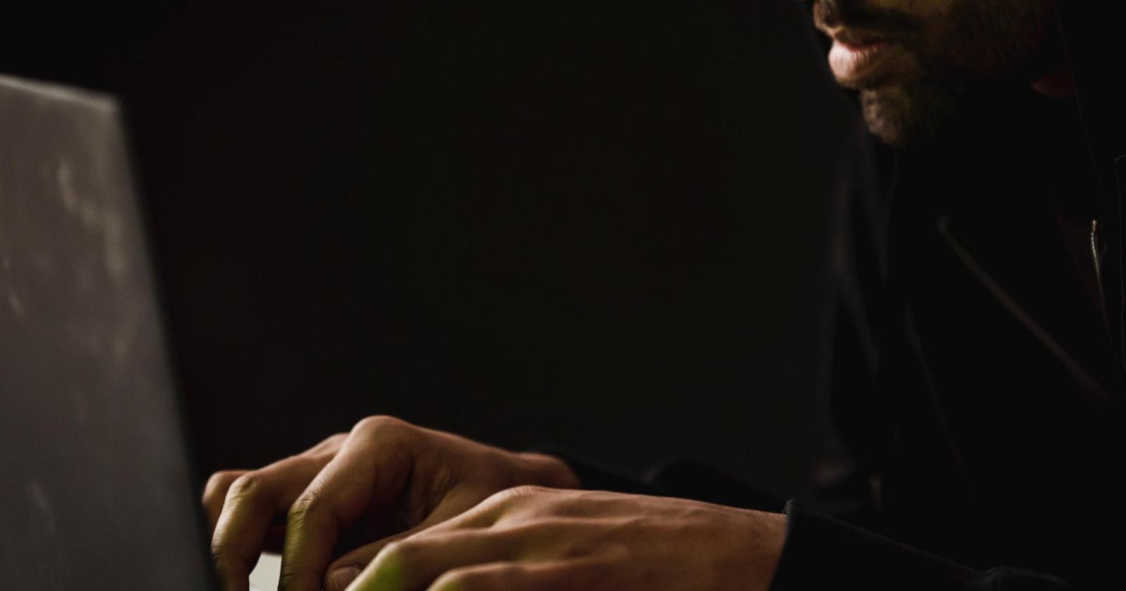 Assolda sul dark web il killer per uccidere il rivale in amore