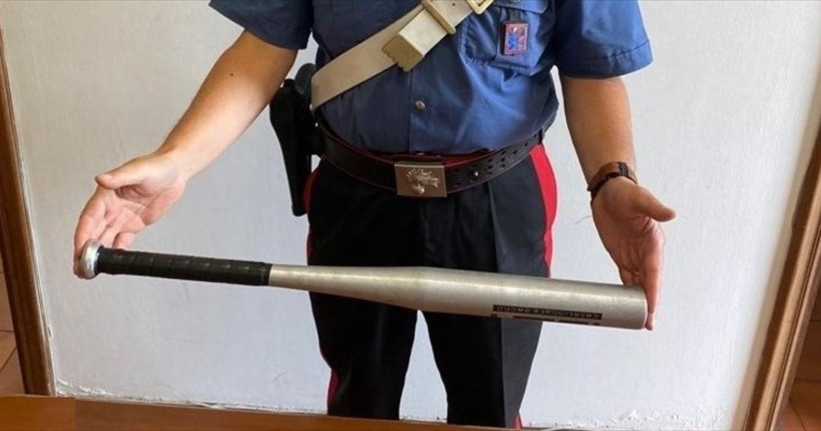 Aggredisce con una mazza la ex e il suo nuovo compagno