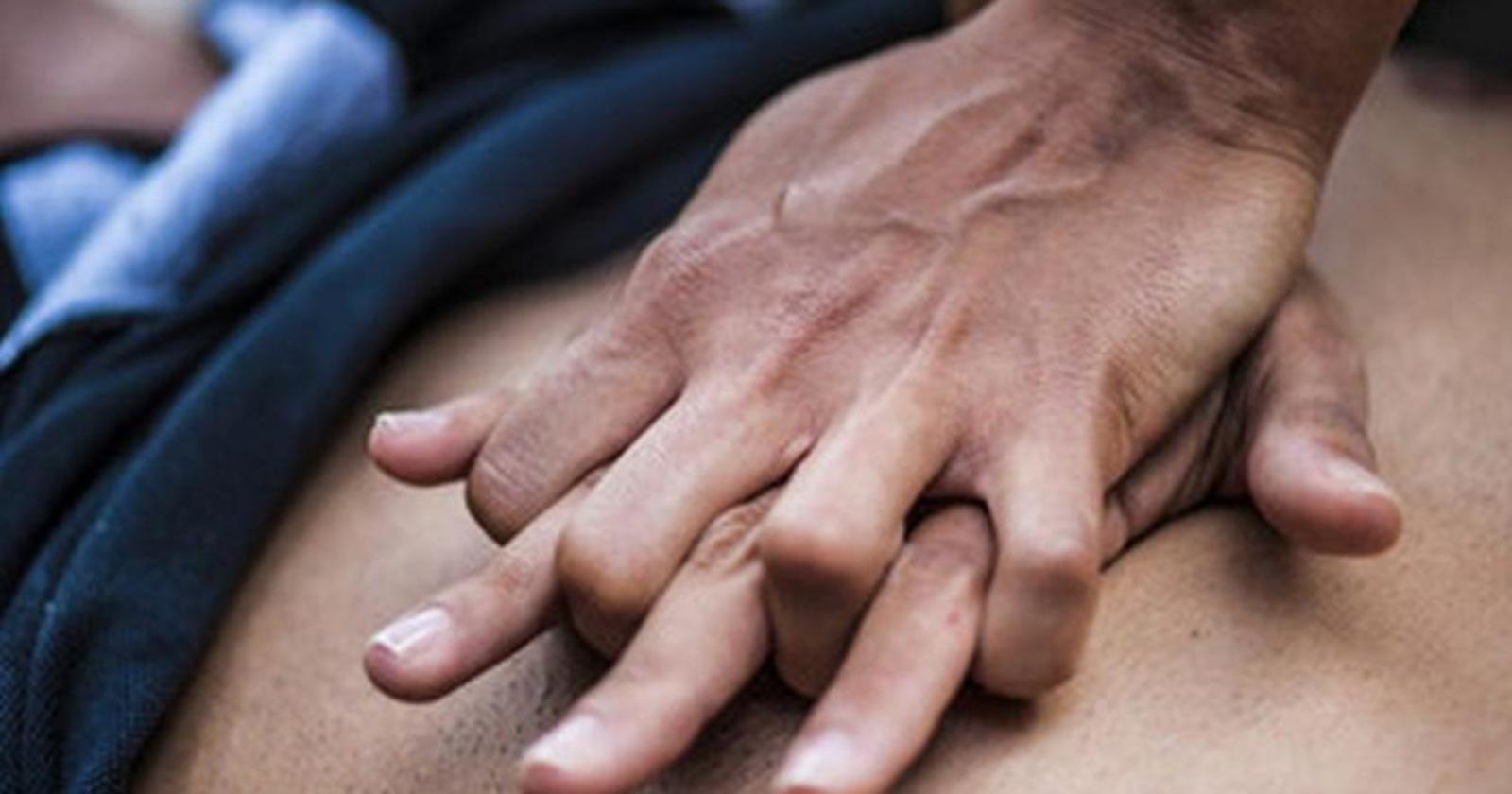Crolla a terra, i passanti gli salvano la vita col massaggio