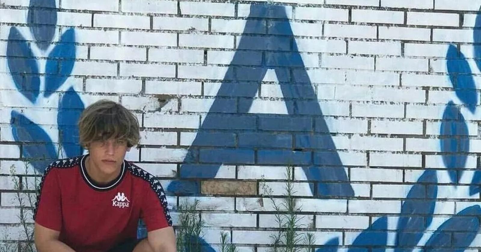 Trovato morto a letto a 20 anni