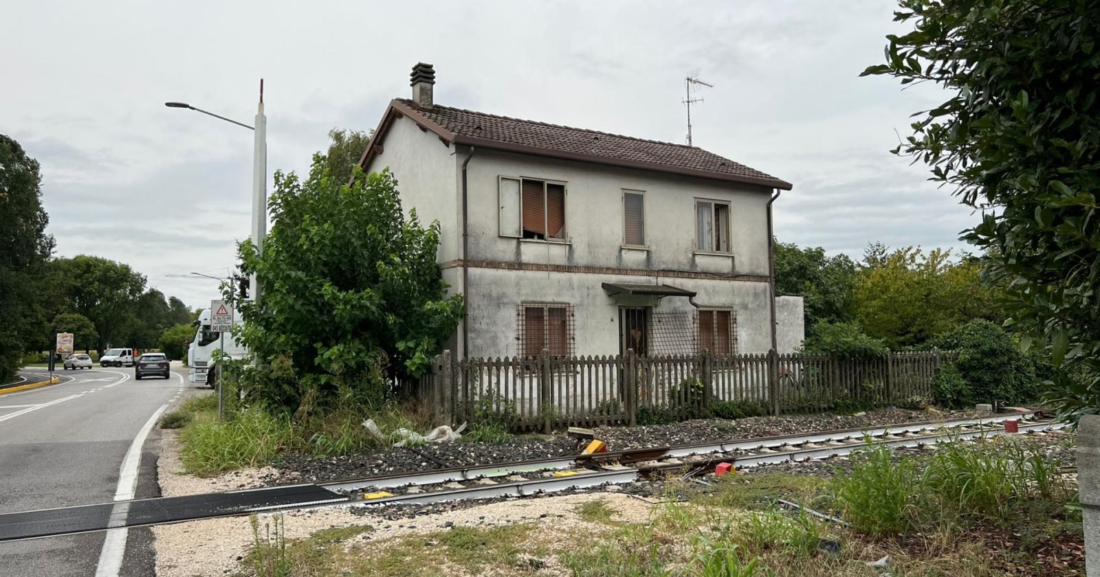 Occupano la casa che fu del casellante