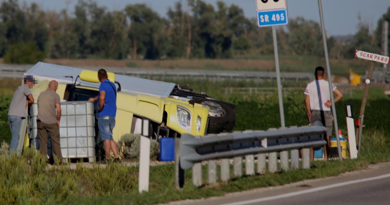 Si ribalta il Tir carico di pesce