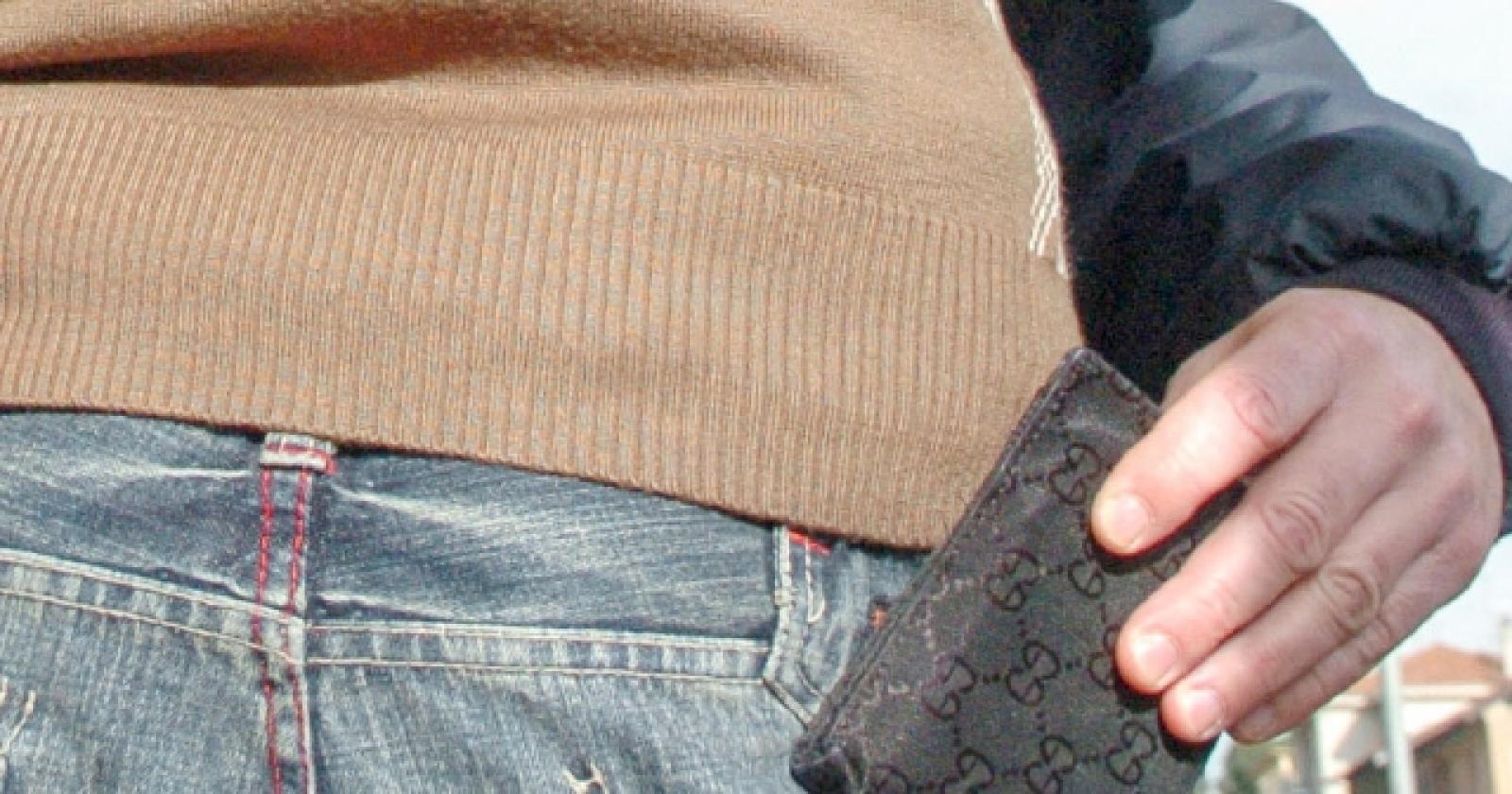 Un abbraccio e perde il portafoglio