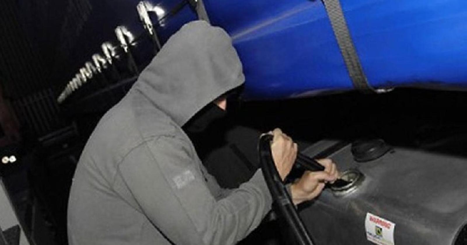 Ladri in azienda fanno fuori mille litri di gasolio dagli escavatori
