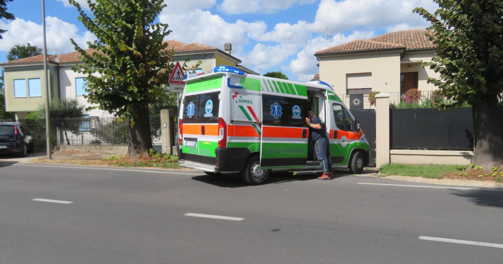 Si schianta in scooter e perde conoscenza