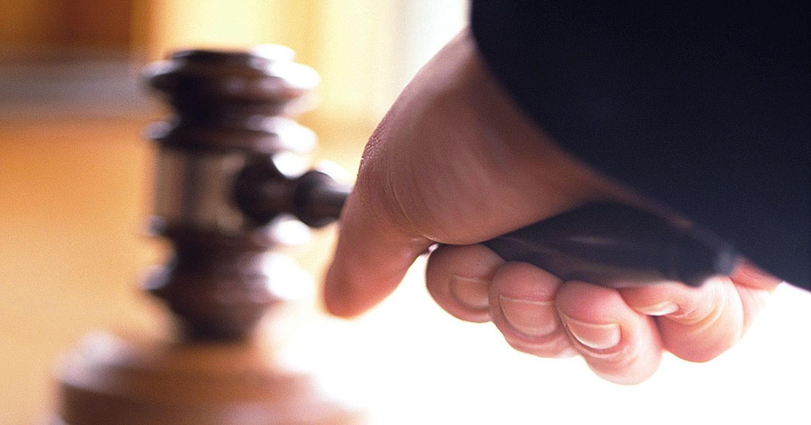 Licenziato per "commento sessista", il giudice ordina di riassumerlo