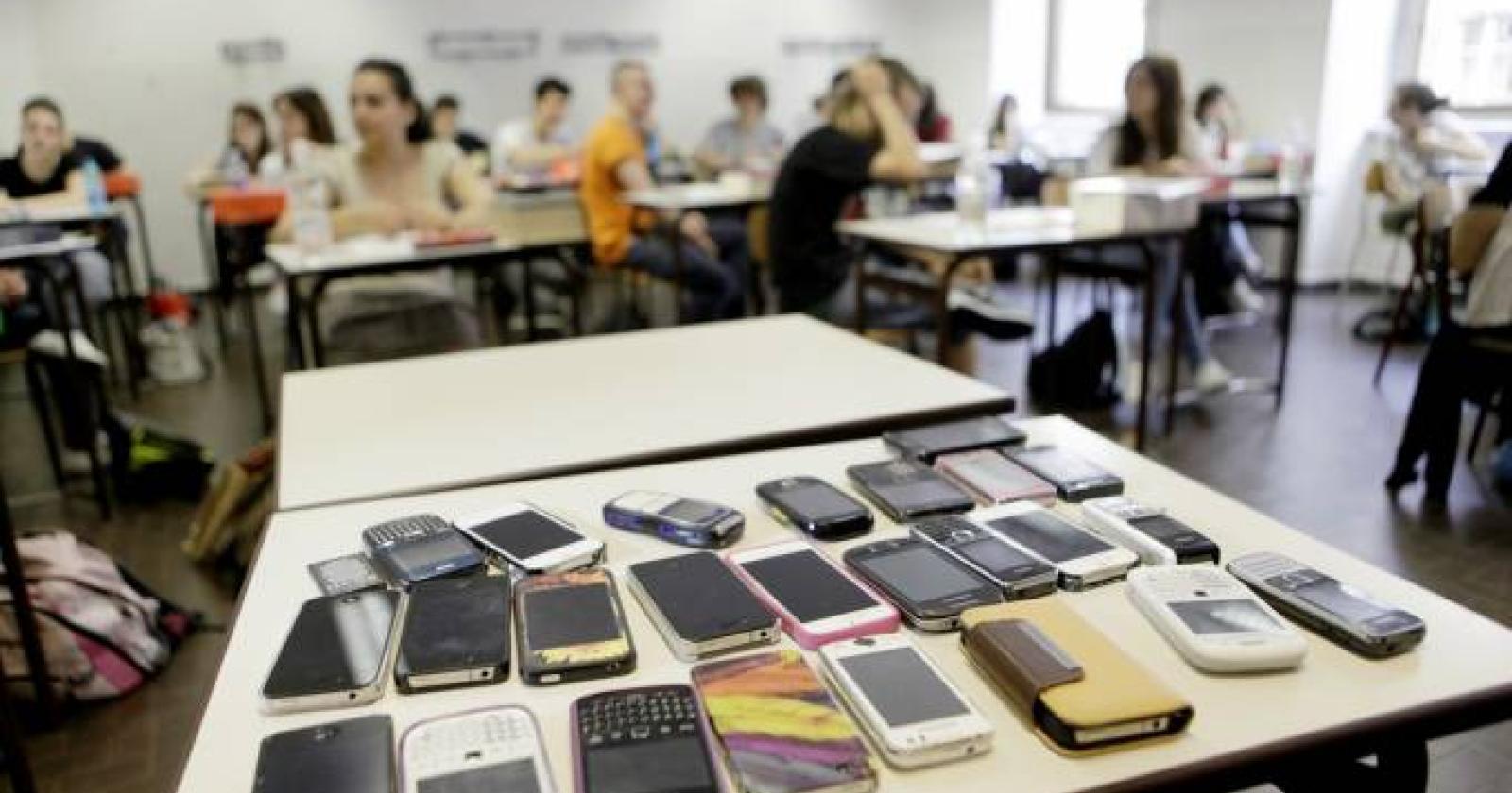 Cellulari vietati in classe, scatta la polemica