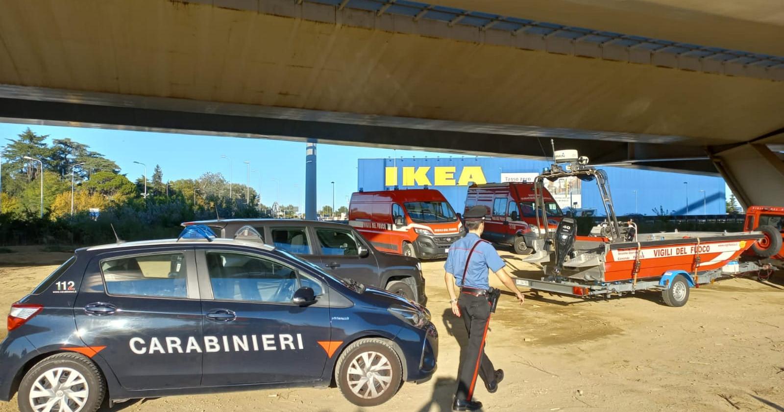 Entra all'Ikea e sparisce nel nulla, si cerca con i cani