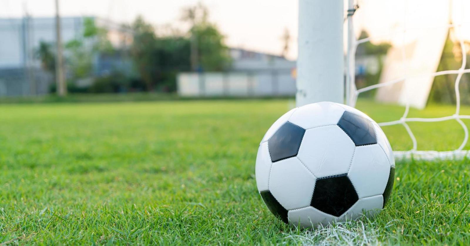 Troppe bestemmie, il prete vieta il calcio e chiude i campi
