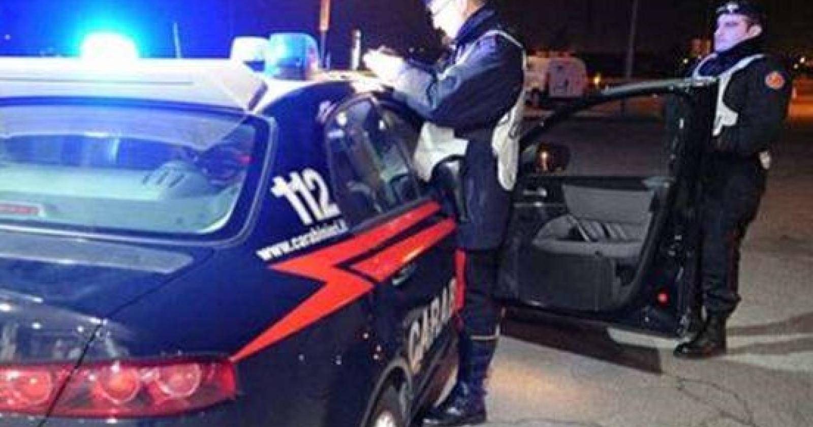 Paura e caos in pizzeria, i clienti calmano il 18enne