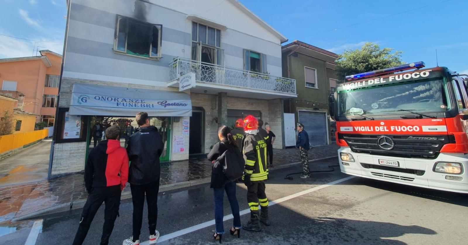 Incendio distrugge un appartamento in centro