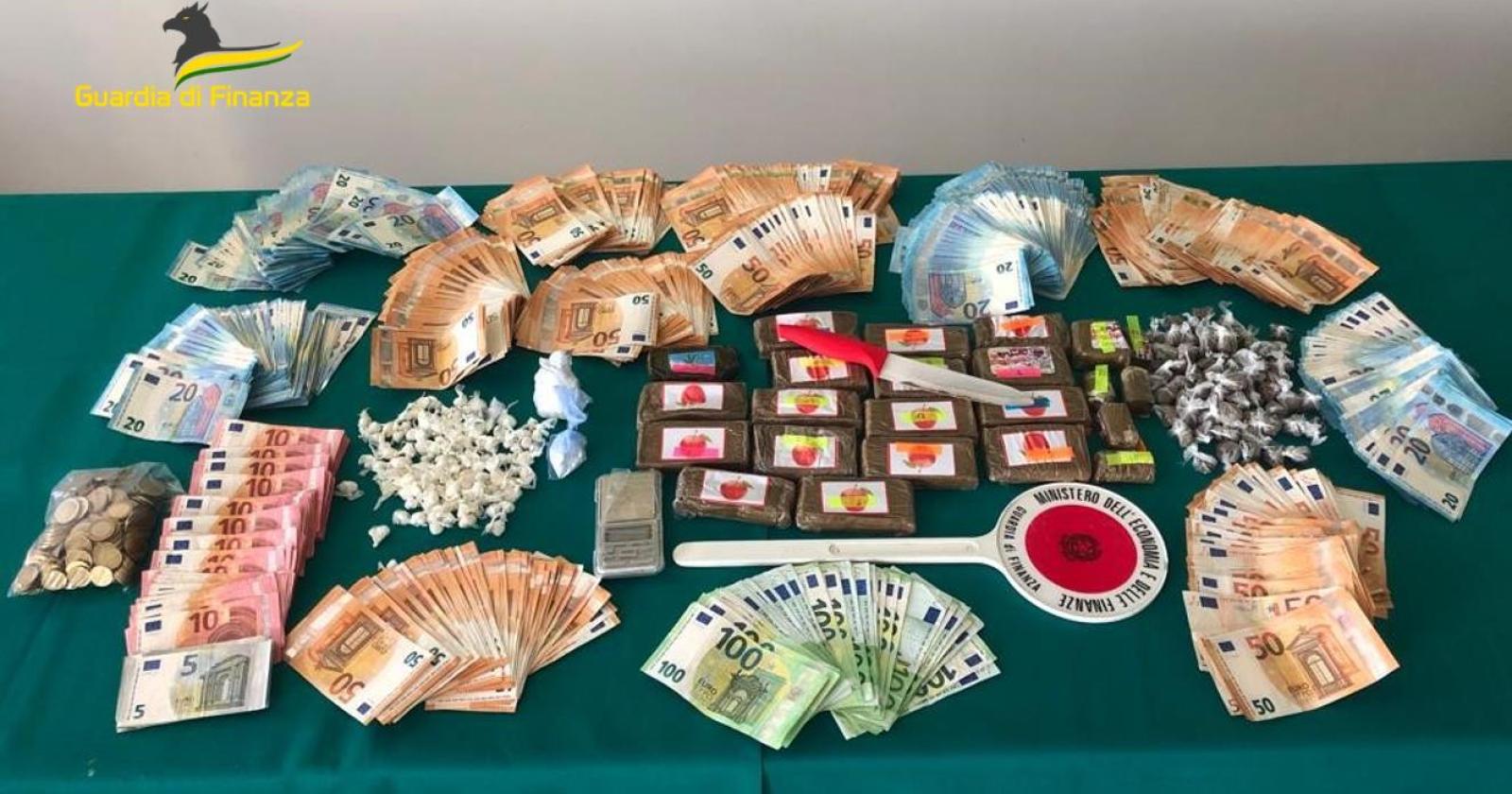 Spacciava droga e aveva il reddito di cittadinanza