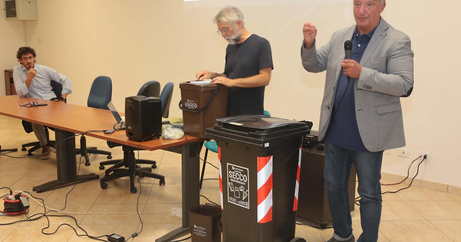 Parte la rimozione dei cassonetti 