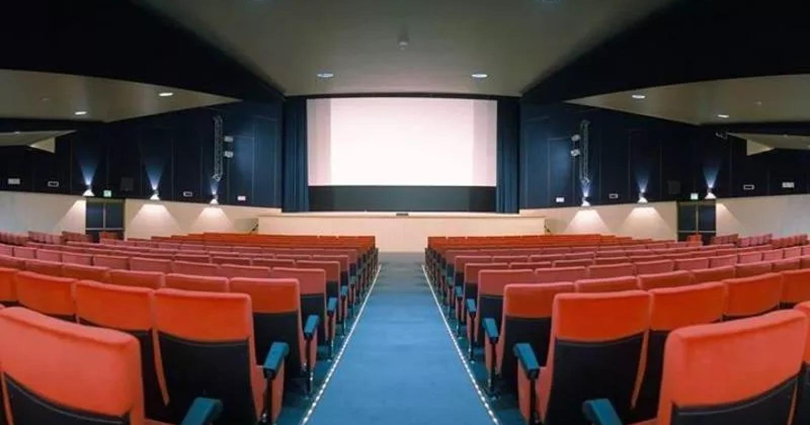 Caro bollette e Covid hanno ucciso il cinema: chiude