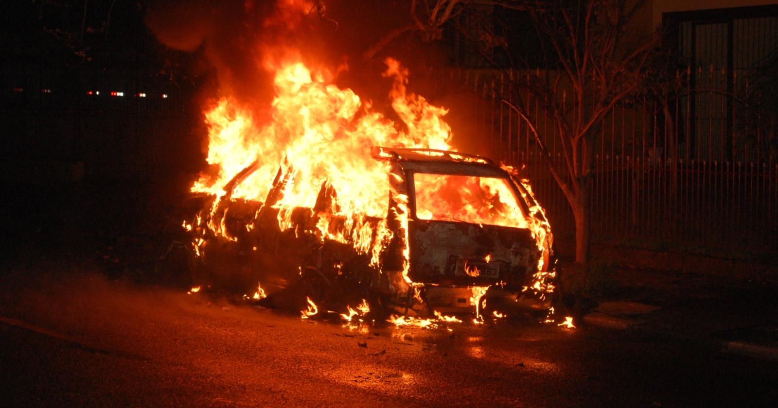 Auto della "Prof" distrutta da un incendio