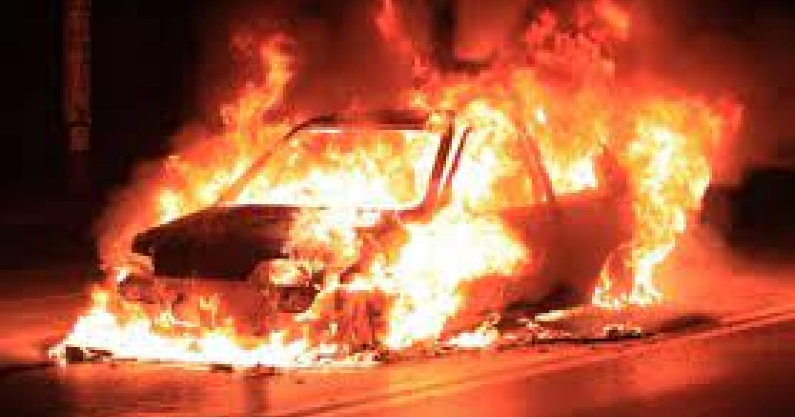 Muore a 19 anni nell'auto in fiamme