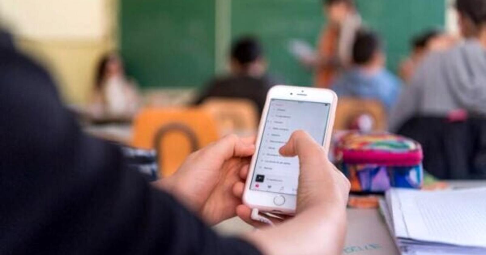 Cellulari vietati a scuola: genitori furiosi col preside
