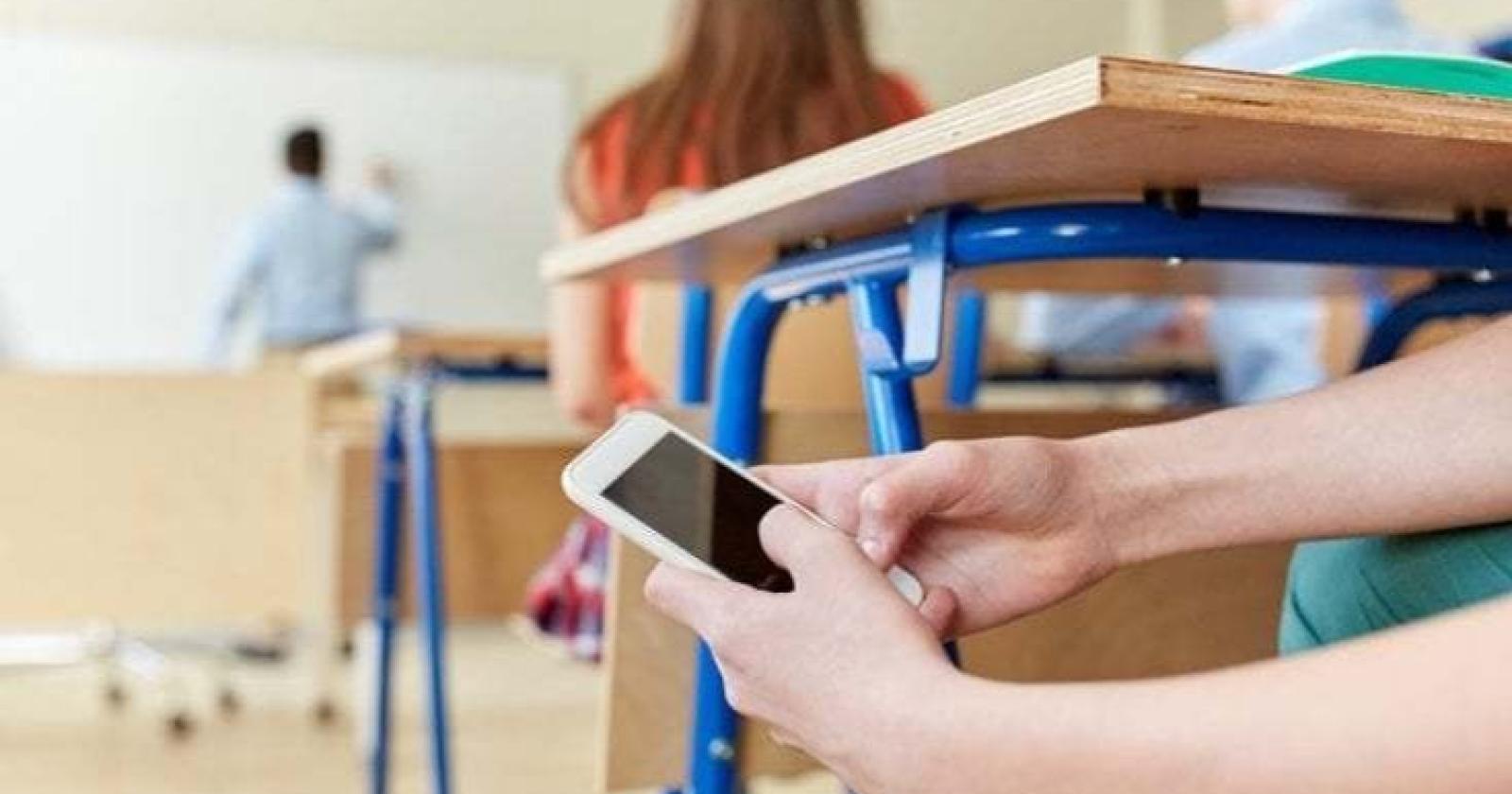 Cellulari vietati in classe, scatta la polemica